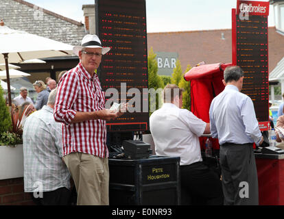 Newbury, Großbritannien. 17. Mai 2014. Wetten Szenen tagsüber JLT Lockinge Stakes 2014 aus Newbury. Bildnachweis: Aktion Plus Sport/Alamy Live-Nachrichten Stockfoto