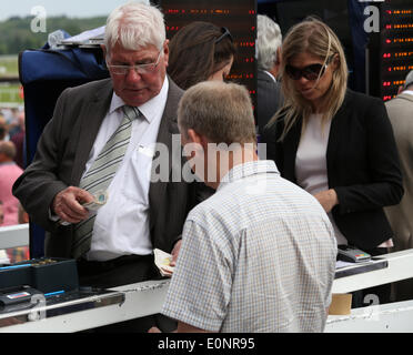 Newbury, Großbritannien. 17. Mai 2014. Wetten Szenen tagsüber JLT Lockinge Stakes 2014 aus Newbury. Bildnachweis: Aktion Plus Sport/Alamy Live-Nachrichten Stockfoto