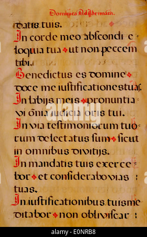 Eine Seite aus einem spanischen Chant-Manuskript mit mittelalterlicher Notation. Diese Manuskriptseite beleuchtet die kulturelle und religiöse Bedeutung der spanischen liturgischen Musik im Mittelalter. Stockfoto