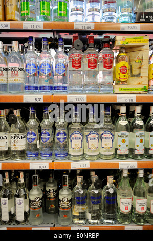 Flaschen von verschiedenen Wodka Marken zum Verkauf im Supermarkt, Preise in Euro, Teneriffa Stockfoto