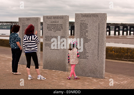 Denkmal-Skulpturen mit Passagieren und Crew-Namen, die ums Leben ab 1879 Tay Railway Bridge Disaster in Dundee, Großbritannien kamen Stockfoto