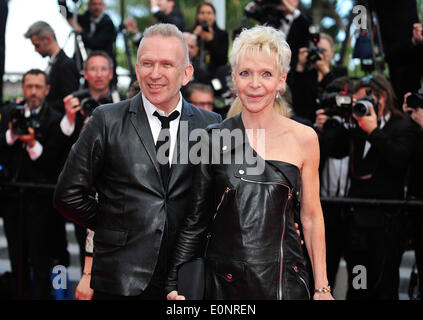 Cannes, Frankreich. 17. Mai 2014. Französischer Modeschöpfer Jean-Paul Gaultier (L) und französische Regisseur Tonie Marshall kommen für die Vorführung des Films Saint Laurent bei den 67. Filmfestspielen in Cannes, Frankreich, 17. Mai 2014. Bildnachweis: Ye Pingfan/Xinhua/Alamy Live-Nachrichten Stockfoto