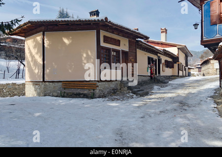 Straße mit alten kleinen Haus in der Stadt Koprivshtitsa, Bulgarien Stockfoto