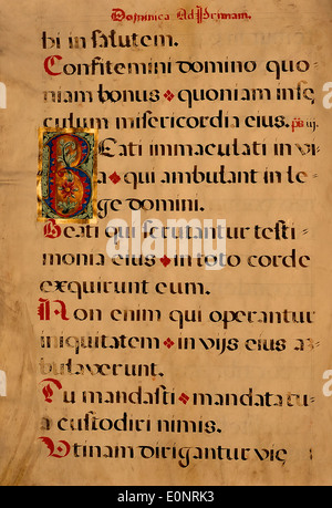 Diese Seite aus dem spanischen Chantmanuskript zeigt liturgische Musik, die die religiösen und kulturellen Praktiken dieser Zeit widerspiegelt. Das Manuskript ist ein Schlüsselbeispiel für mittelalterliche Musik und katholische Kultrituale. Stockfoto