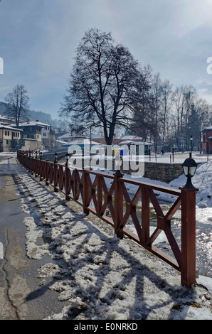 Elektrische Beleuchtung Fluss Topolnitza in der Stadt Koprivshtitsa, Bulgarien Stockfoto