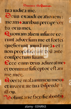 Dies ist eine Seite aus einem spanischen Chormanuskript, das traditionelle religiöse Musik zeigt. Die Handschrift ist ein historisches Stück, das mittelalterliche oder frühmoderne christliche liturgische Praktiken widerspiegelt. Stockfoto