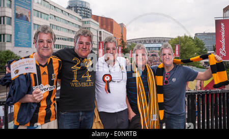 Wembley Stadium, London, UK, 17. Mai 2014.  FA-Cup-Finale zwischen Arsenal FC und Hull City FC.  Hull City-Fans sammeln außerhalb des Stadions vor dem Spiel mit Masken, wobei das Gesicht von ihrem Manager Steve Bruce.        Bildnachweis: Stephen Chung/Alamy Live-Nachrichten Stockfoto