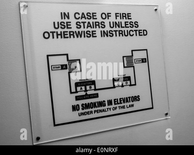 Fire Safety Evakuierung gerichtetes Diagramm Zeichen, USA Stockfoto