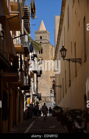 Gasse in der Altstadt und Kathedrale, Cefalù, Provinz von Palermo, Sizilien, Italien Stockfoto
