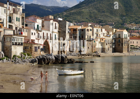 Mittelalterlichen Häusern und Strandpromenade von alten Cefalu, Cefalù, Provinz von Palermo, Sizilien, Italien Stockfoto