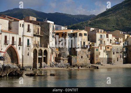 Mittelalterlichen Häusern und Strandpromenade von alten Cefalu, Cefalù, Provinz von Palermo, Sizilien, Italien Stockfoto