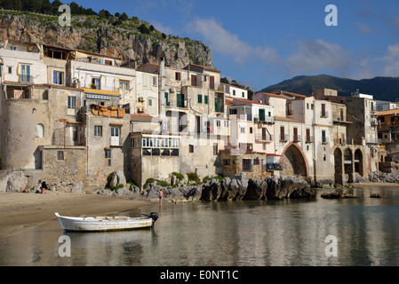 Mittelalterlichen Häusern und Strandpromenade von alten Cefalu, Cefalù, Provinz von Palermo, Sizilien, Italien Stockfoto