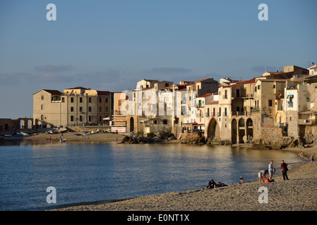 Mittelalterlichen Häusern und Strandpromenade von alten Cefalu, Cefalù, Provinz von Palermo, Sizilien, Italien Stockfoto