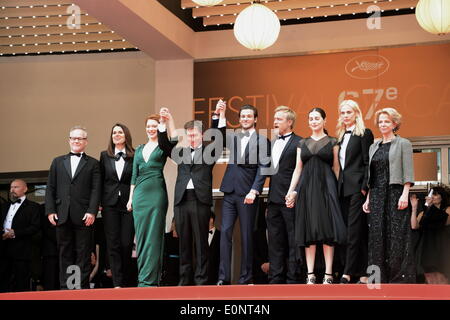 Cannes, Frankreich. 17. Mai 2014. CANNES, Frankreich - 17. Mai: Gaspard Ulliel (L-R), Bertrand Bonello, französischer Kulturminister Aurelie Filippetti, Lea Seydoux, Gast, Amira Casar, Jeremie Renier und Aymeline Valade besuchen der "Saint Laurent" Premiere auf der 67. jährlichen Filmfestspiele von Cannes am 17. Mai 2014 in Cannes, Frankreich. Bildnachweis: Friedrich Injimbert/ZUMAPRESS.com/Alamy Live-Nachrichten Stockfoto