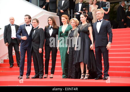 Cannes, Frankreich. 17. Mai 2014. CANNES, Frankreich - 17. Mai: Gaspard Ulliel (L-R), Bertrand Bonello, französischer Kulturminister Aurelie Filippetti, Lea Seydoux, Gast, Amira Casar, Jeremie Renier und Aymeline Valade besuchen der "Saint Laurent" Premiere auf der 67. jährlichen Filmfestspiele von Cannes am 17. Mai 2014 in Cannes, Frankreich. Bildnachweis: Friedrich Injimbert/ZUMAPRESS.com/Alamy Live-Nachrichten Stockfoto