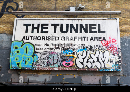 Leake Street, auch als Graffiti Tunnel unter Waterloo Bahnhof, Lambeth, London, UK bekannt. Stockfoto