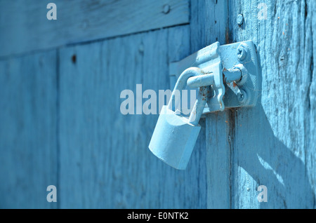 Vorhängeschloss auf blaue Tür Stockfoto