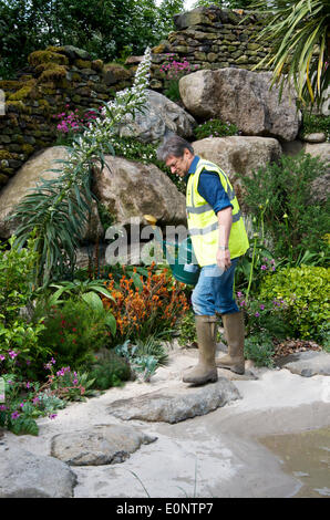 London, UK. 17. Mai 2014.  Alan Titchmarsh setzt letzten Schliff in den Garten, den er für RHS Chelsea Flower Show 2014 in Zusammenarbeit mit Kate Gould für das 50. Jubiläum of Britain in Bloom entwickelt hat. Stockfoto