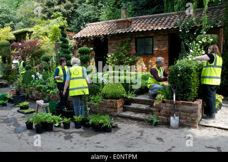 Ein Team von Gärtner beenden Vorbereitung Artisan Show Garten "der Topiarist Garten von West Green House", designed by Marylyn Abbott bereit für die Eröffnung am RHS Chelsea Flower Show 2014 Stockfoto