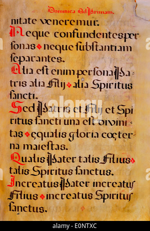 Diese Manuskriptseite aus einem spanischen Gesang ist ein historisches Artefakt, das frühe religiöse und musikalische Traditionen in Spanien repräsentiert. Es zeigt das kulturelle Erbe und die Bedeutung des spanischen Gesangs für religiöse Praktiken. Stockfoto