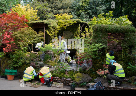 Ein Team von Gärtnern Abgang bereitet die Artisan Show Garten "Togenkyo - ein Paradies auf Erden" designed by Kazuyuki Ishihara für die Eröffnung der jährlichen Chelsea Flower Show. Stockfoto