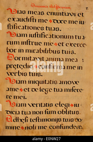 Eine Seite aus einer spanischen Gesangshandschrift mit geschriebenen Gesängen und Notenschrift. Dieses Dokument ist ein historisches Artefakt der liturgischen Musik, das kulturelle und religiöse Praktiken der Zeit repräsentiert. Stockfoto