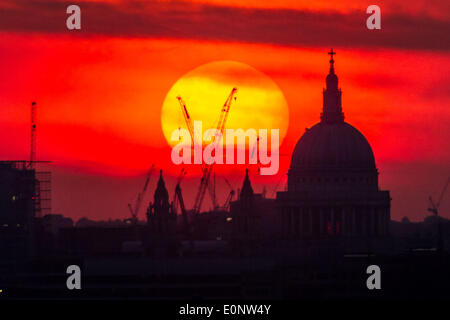 London, UK. 17. Mai 2014. Dramatischen Sonnenuntergang über St. Pauls Kathedrale in London Credit: Guy Corbishley/Alamy Live News Stockfoto