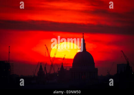 London, UK. 17. Mai 2014. Dramatischen Sonnenuntergang über St. Pauls Kathedrale in London Credit: Guy Corbishley/Alamy Live News Stockfoto