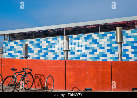 Bunte öffentliche Toilette am Ocean Beach. San Diego, California, Vereinigte Staaten von Amerika. Stockfoto