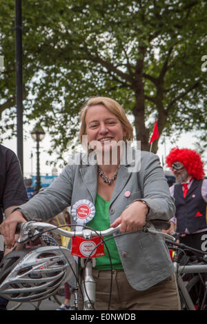 London, UK. 17. Mai 2014. Natalie Bennett, Führer der grünen bei der London Radfahren Kampagne Raum 4 Radfahren Big Ride Credit: Zefrog/Alamy Live News Stockfoto