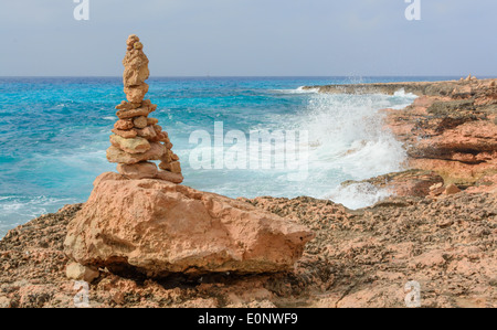 Felsenturm, Cairn und plätschernden Wellen, Azure oder türkis Farben mediterran am Cap de Salines, Mallorca, Südspanien. Stockfoto