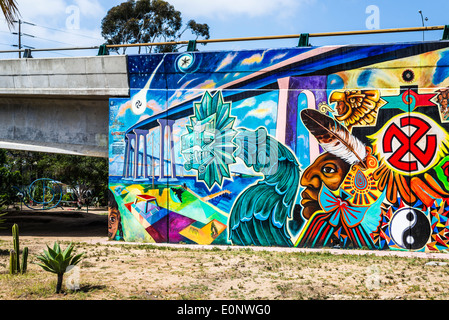 Wandbilder und Kunstwerke im Chicano Park. Barrio Logan, San Diego, California, Vereinigte Staaten von Amerika. Stockfoto