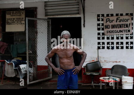 Panama City, Panama. 16. Mai 2014. Der 62 Jahre alte Bräutigam Javier Carrington, mit 50 Jahren Arbeit mit den Pferden, posiert vor einem Stall im Presidente Remon Racetrack in Panama-Stadt, Hauptstadt von Panama, 16. Mai 2014. Presidente Remon Racetrack, gegründet 1956, hat ca. 80 Stände und mehr als 100 Bräutigam, welche Arbeit ist Sorge zu tragen, füttern und Pferde für das Rennen vorzubereiten. © Mauricio Valenzuela/Xinhua/Alamy Live-Nachrichten Stockfoto