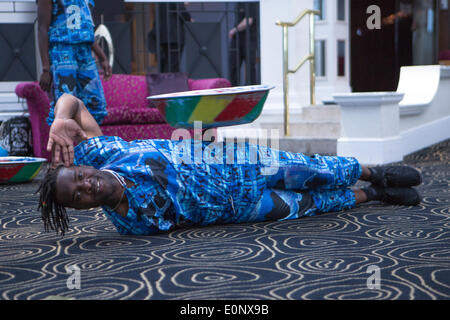 Thistle Hotel, Brighton, Stadt Brighton & Hove, East Sussex, Großbritannien. Traditionelle afrikanische Akrobaten bei der Demonstration ihrer Akrobatik- und Kontortionsfähigkeiten im Rahmen von Brighton Fringe 2014. Mai 2014. David Smith/Alamy Live News Stockfoto