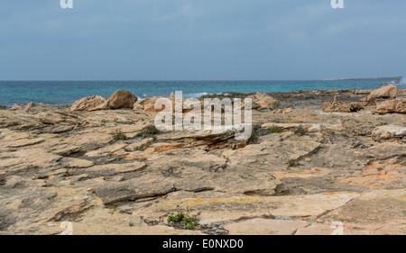 Flache Kalkfelsen am Cap Salines mit Meer und Horizont. Mallorca, Balearen, Spanien. Stockfoto