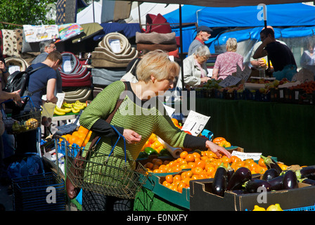 Frau am Marktstand, Kendal, Cumbria, England UK Stockfoto