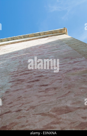 Hohe Trockenmauern Wand und blauer Himmel. Stockfoto