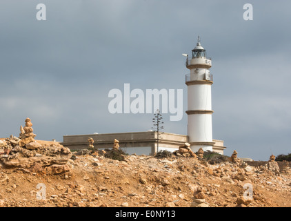 Leuchtturm am Cap de Salines im Oktober. Mallorca, Balearen, Spanien Stockfoto