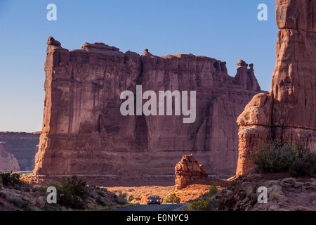 Die drei Klatschen Sandsteinfelsen im Abendlicht im Arches National Park in Utah. Stockfoto