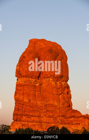 Sandsteinfelsen (Balanced Rock) im Abendlicht im Arches National Park in Utah. Stockfoto