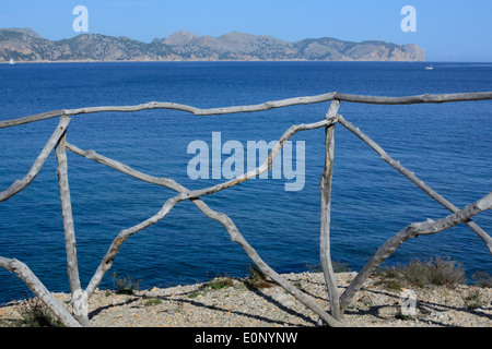 Holzzaun, blaues Meer und Blick auf die Halbinsel Formentor im Oktober an der Bucht von Pollensa, Mallorca, Balearen, Spanien. Stockfoto