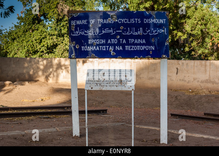 "Hüten Sie sich vor Züge - Radfahrer absteigen" Schild in Arabisch, Englisch und Griechisch, Eisenbahnmuseum, Atbara (Atbarah), Nord-Sudan Stockfoto