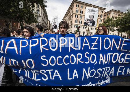 Rom, Italien. 17. Mai 2014. Rom, Italien '' "17. Mai 2014: Demonstranten marschieren während einer bundesweiten Demonstration gegen die Privatisierung der Commons und der Sparpolitik zur Bewältigung der Wirtschaftskrise in Rom, Italien, Samstag, 17. Mai 2014. Tausende Demonstranten nahmen an einer bundesweiten Demonstration in Rom gegen die Privatisierung der Allmende, gegen die Regierungspläne zur Reform Arbeitsmarkt und soziale Menschenrechte und Demokratie in Italien und Europa fordern. Bildnachweis: Giuseppe Ciccia/NurPhoto/ZUMAPRESS.com/Alamy Live-Nachrichten Stockfoto