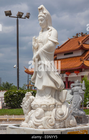 Kuan Yin Statue im Teo-Chew Tempel, vietnamesischer und taoistischer Tempel im Südwesten von Houston, Texas. Stockfoto