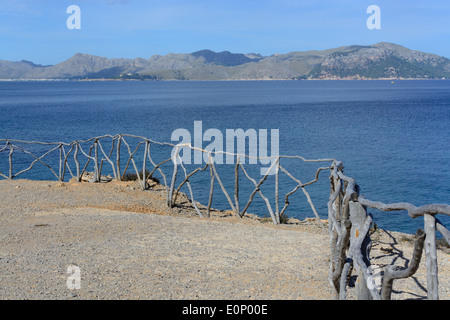 Küstenlandschaft Mallorca. Graues Holz Zaun von Pollensa Bay, Mallorca, Balearen, Spanien im Oktober. Stockfoto