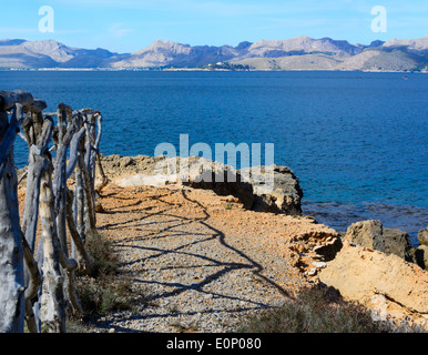 Landschaft mit Holz Geländer erstellen dekorative Schatten Muster von Pollensa Bay, Mallorca, Balearen, Spanien Stockfoto