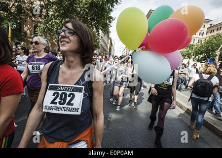 Rom, Italien. 17. Mai 2014. Rom, Italien '' "17. Mai 2014: eine Frau während einer bundesweiten Demonstration gegen die Privatisierung der Commons und der Sparpolitik zur Bewältigung der Wirtschaftskrise in Rom, Italien, Samstag, 17. Mai 2014 marschiert. Tausende Demonstranten nahmen an einer bundesweiten Demonstration in Rom gegen die Privatisierung der Allmende, gegen die Regierungspläne zur Reform Arbeitsmarkt und soziale Menschenrechte und Demokratie in Italien und Europa fordern. Bildnachweis: Giuseppe Ciccia/NurPhoto/ZUMAPRESS.com/Alamy Live-Nachrichten Stockfoto