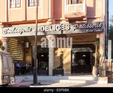 AUX Delices, eine Bäckerei / Konditorei in Ouarzazate, Souss-Massa-Drâa, Marokko, Nordafrika. Stockfoto