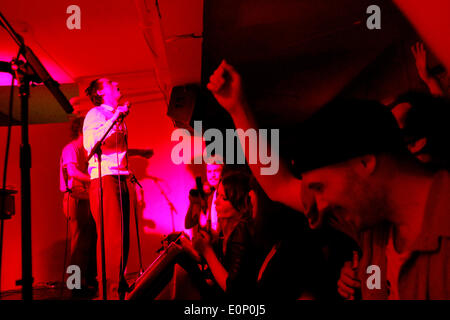 Fat White Family spielen einen Vorteil-Gig für das Nervemeter Magazin in The Red Gallery in Shoreditch, London. Stockfoto