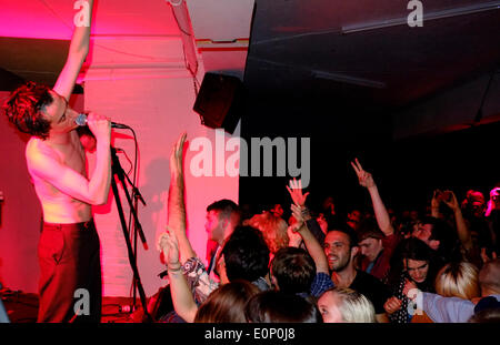 Fat White Family spielen einen Vorteil-Gig für das Nervemeter Magazin in The Red Gallery in Shoreditch, London. Stockfoto